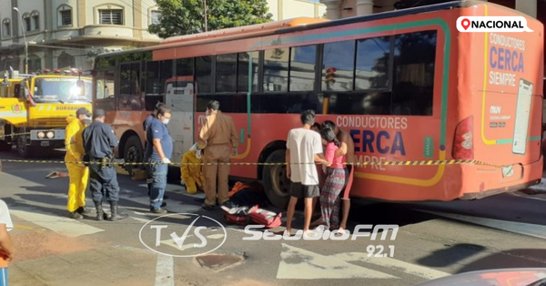Joven embarazada muere tras ser arrollada: bus de línea 12 habría cruzado en rojo