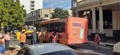 Crónica / Embarazada de 9 meses muere al ser atropellada por un micro