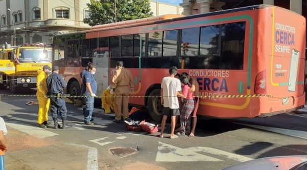 Chófer de ómnibus que habría pasado luz roja arrolló y mató a embarazada