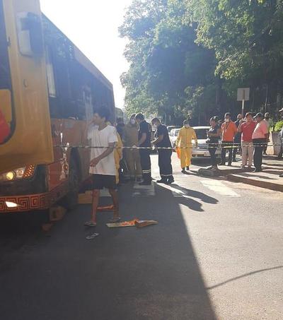 Embarazada fallece tras ser arrollada por bus