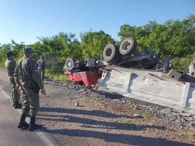 Chofer se salva de milagro en aparatoso vuelco de camión | Radio Regional 660 AM
