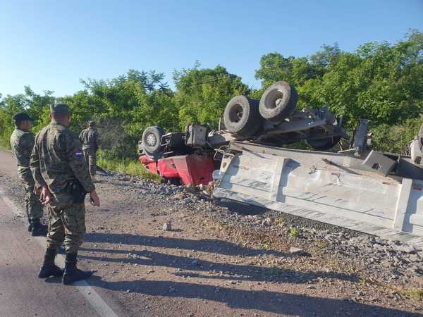 Chofer se salva de milagro en aparatoso vuelco de camión | Radio Regional 660 AM