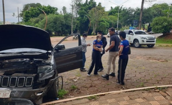 Agente policial con lesiones tras ser arrollado por una camioneta
