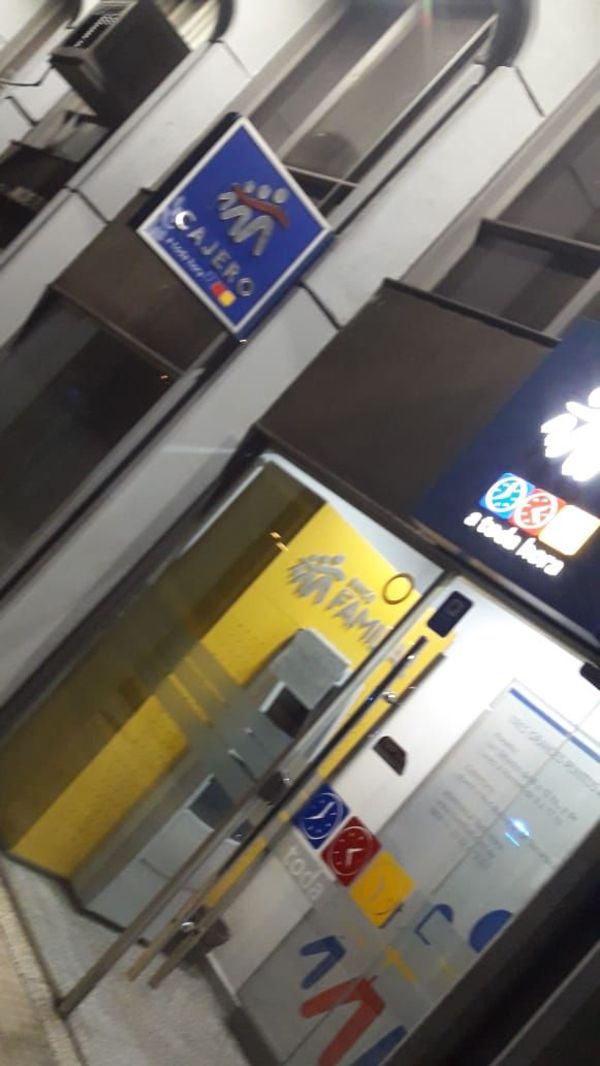 Sospecha de intento de hurto en cajero de Banco Familiar del microcentro - Nacionales - ABC Color