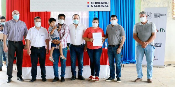 MDS entrega contratos a 75 familias de 21 territorios sociales - Noticiero Paraguay