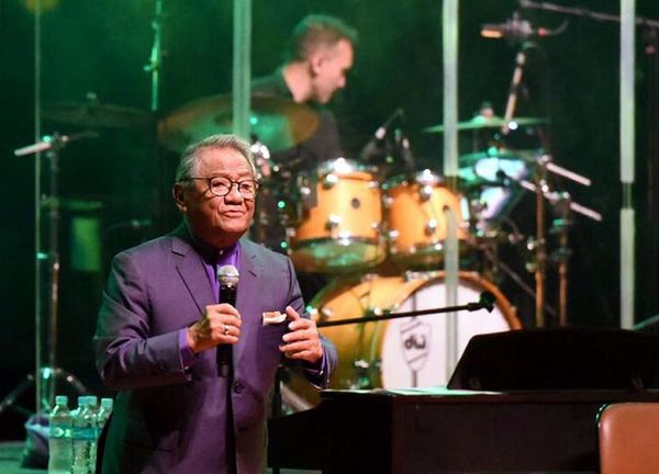 Cantante mexicano Armando Manzanero está hospitalizado “delicado” por covid - Música - ABC Color