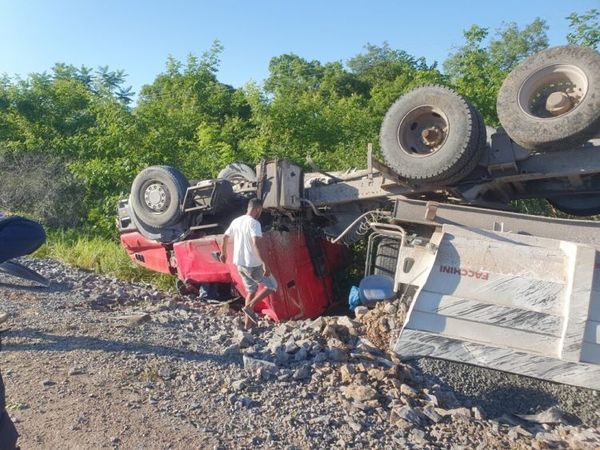 De milagro se salva conductor de camión que volcó aparatosamente