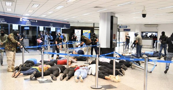 La Nación / Simulacro de asalto y toma de rehenes en el aeropuerto