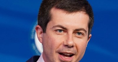 La Nación / Biden sorprende al nombrar a Buttigieg