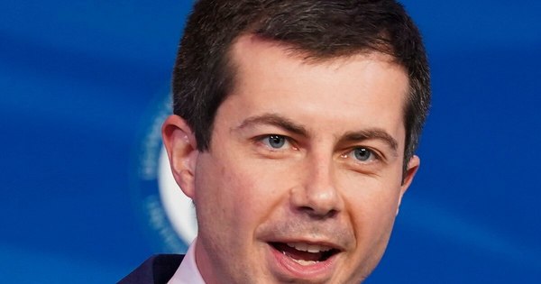 La Nación / Biden sorprende al nombrar a Buttigieg