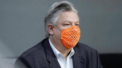 HOY / Diputado alemán que se burló del virus usando una mascarilla con agujeros, está internado por COVID-19