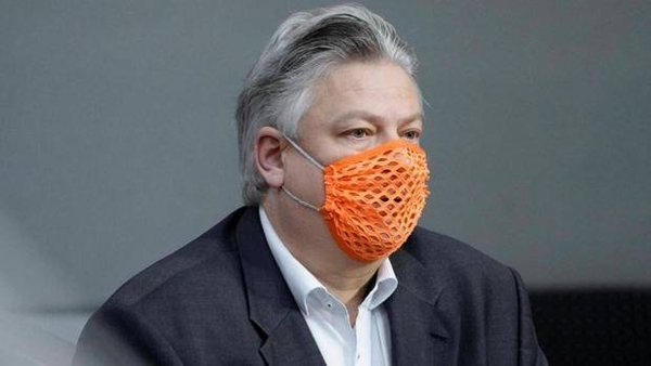HOY / Diputado alemán que se burló del virus usando una mascarilla con agujeros, está internado por COVID-19