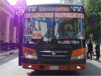 Accidente fatal: Colectivo cruzó semáforo en verde