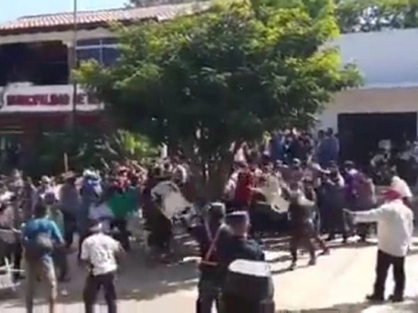 Repatriación: Enfrentamiento en las afueras de la Municipalidad
