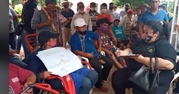 La Nación / Enfrentamiento entre dos grupos de manifestantes en Repatriación