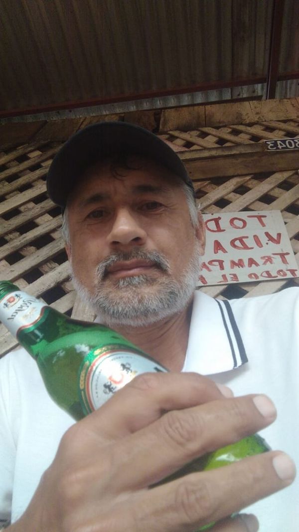 Indignación en grupos de WhatsApp por foto de Aragão con cerveza en las manos