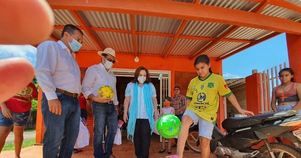 La Nación / Navidad en tu plaza: niños de Choré reciben obsequios deportivos
