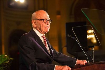 El propietario de Fox News recibe la vacuna del Reino Unido
