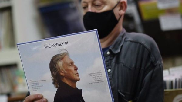 Paul McCartney estrena álbum y promueve vacunación