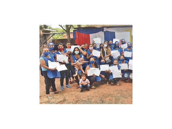 Madres emprendedoras culminan cursos