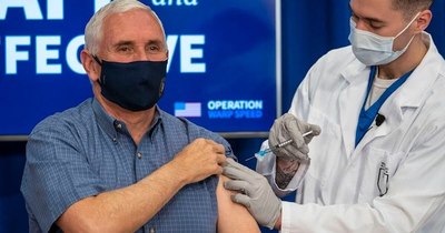 La Nación / Mike Pence recibió la vacuna de Pfizer