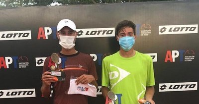 La Nación / Daniel y Martín festejan el título