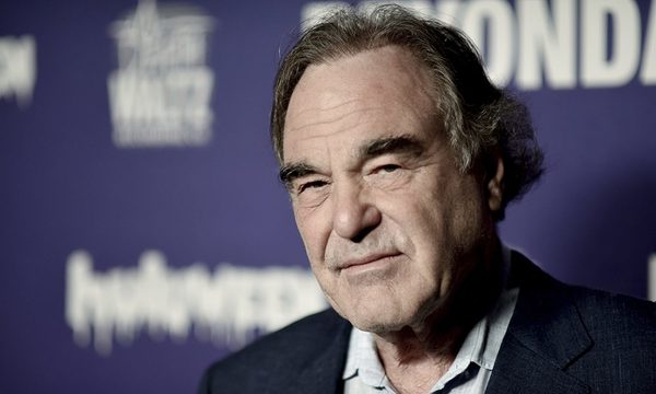 Oliver Stone se aplica vacuna rusa y critica a Estados Unidos