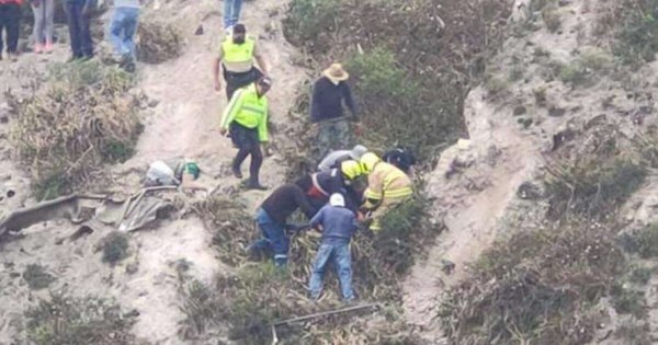 La Nación / Autobús cae a un abismo en Ecuador y deja 6 muertos y 14 heridos
