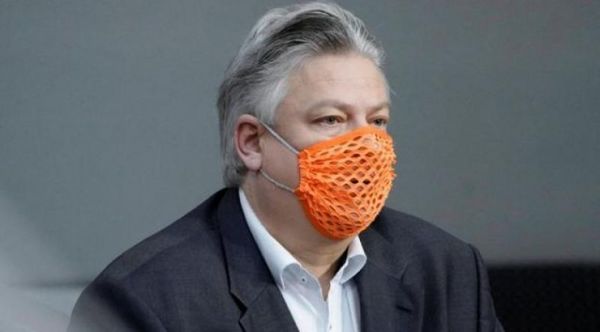 Diputado alemán que se burló del virus usando una mascarilla con agujeros, está internado por COVID-19