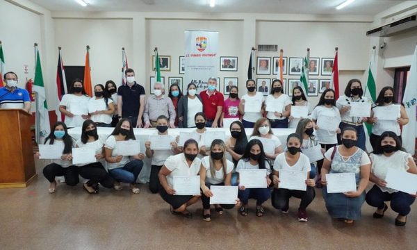 Alumnas egresan de cursos gratuitos de manualidades