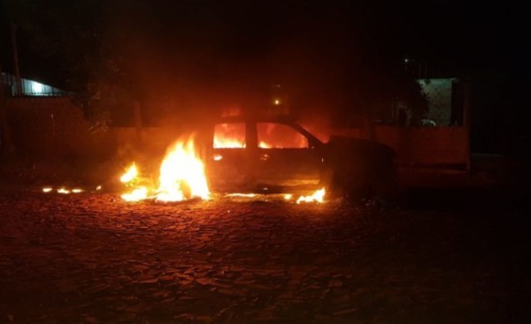 Camioneta se incendió sorpresivamente durante la madrugada