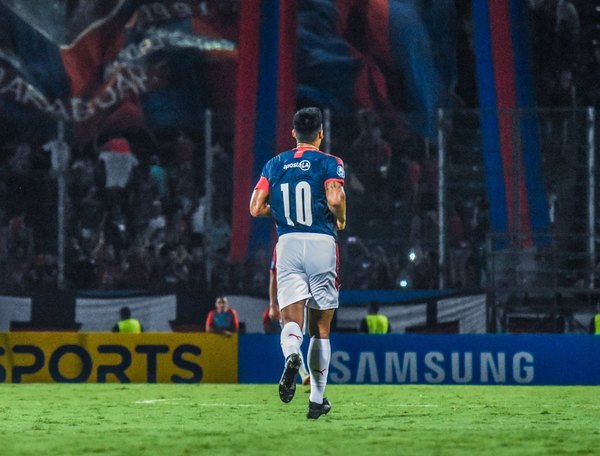 Dos Santos hizo una marca e ingresó a un podio del fútbol paraguayo