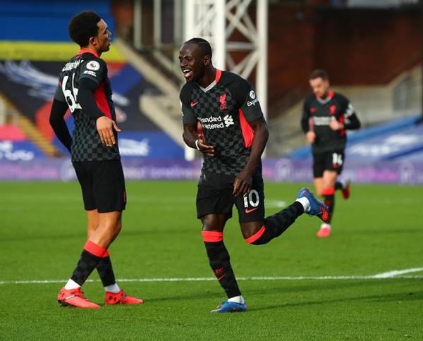 Liverpool golea y sigue arriba