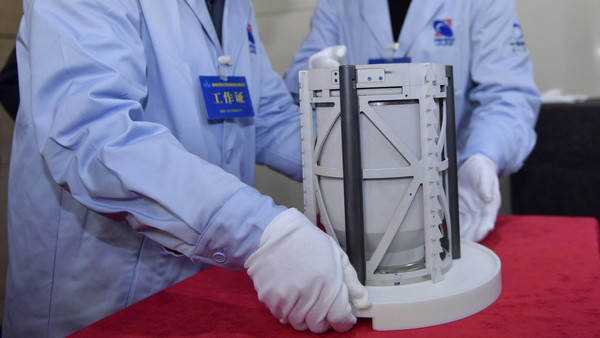 Abren la cápsula de retorno de la Chang'e-5 y sacan el contenedor con las primeras muestras lunares traídas a la Tierra » Ñanduti