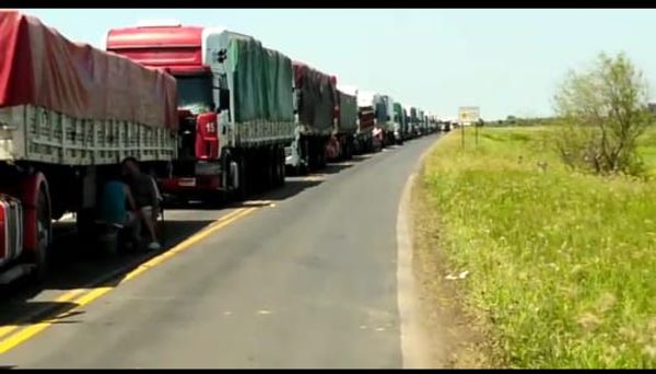 Clorindenses cierran rutas e impiden paso de camiones que traen mercaderías a Paraguay - Nacionales - ABC Color