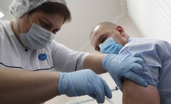HOY / Rusia desarrolla vacunas combinadas contra covid y gripe y contra sarampión