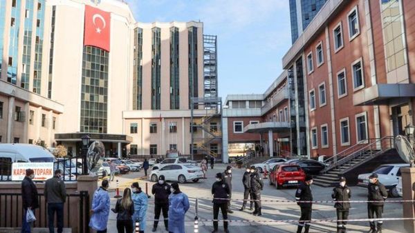 9 muertos en incendio en ala COVID-19 de un hospital turco