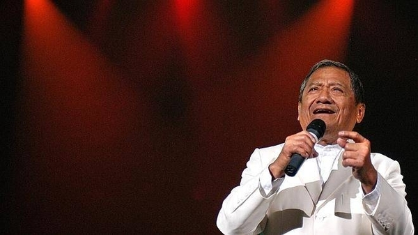 HOY / Cantante mexicano Armando Manzanero está hospitalizado "delicado" por covid