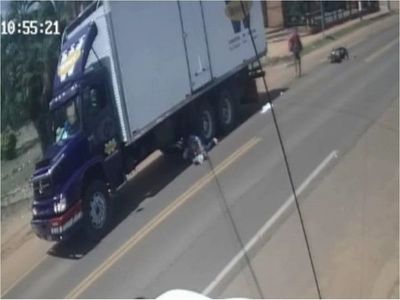 Un bebé y dos mujeres sobreviven tras ser atropellados por un camión