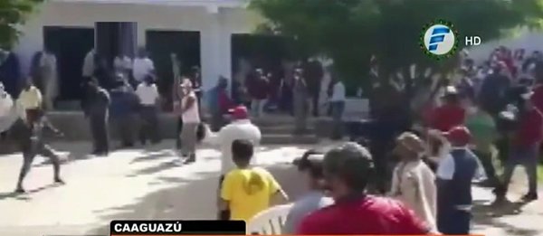 Batalla campal frente a la municipalidad de Repatriación | Noticias Paraguay