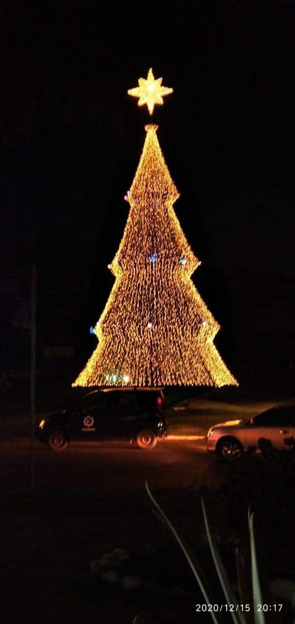 Árbol de Navidad gigante se instaló en Hernandarias