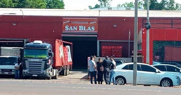 La Nación / Delincuentes fuertemente armados asaltan comercio en Juan León Mallorquín