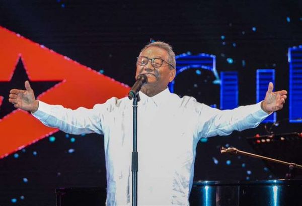 Mejora salud del compositor mexicano Manzanero, positivo a Covid-19