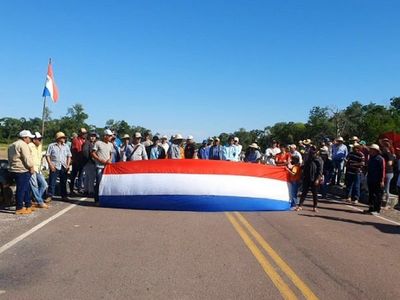 Sintierras cierran ruta e insisten en mensura de las tierras de Yambay