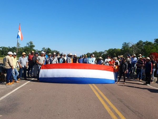 Sintierras cierran ruta e insisten en mensura de las tierras de Yambay