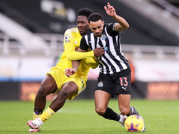 El Fulham resiste al Newcastle de Almirón y sale del descenso