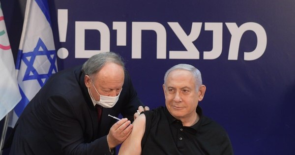 La Nación / Estamos saliendo de la oscuridad del coronavirus, dijo Netanyahu tras vacunarse