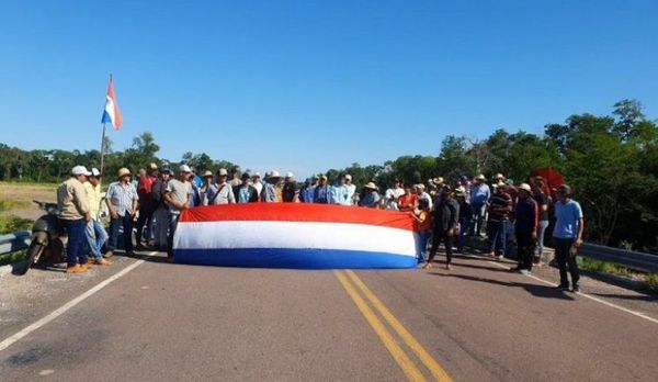 Sintierras cierran ruta e insisten en mensura de las tierras de Yambay