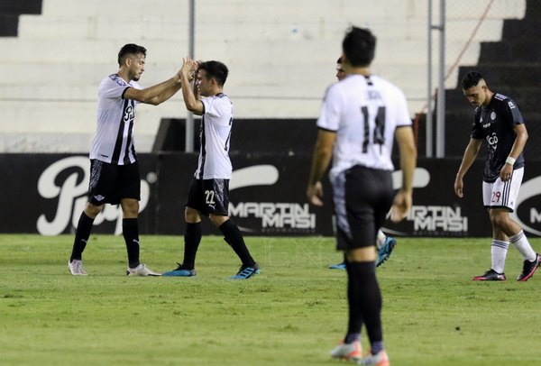 Libertad dio vuelta en casa y se vive un Cerro-Olimpia en cuartos