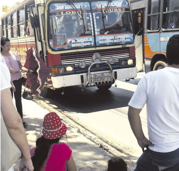 Pese a críticas, siguen las reguladas de buses y usuarios viajan hacinados - Nacionales - ABC Color